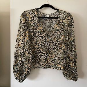👻 3/$28 SALE 👻 H&M Long Sleeved Floral Crop Top Large